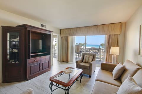 Condo, 2 Bedrooms | Living area