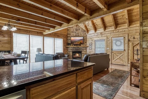 Cabin, 6 Bedrooms | Private kitchen | Fridge, oven, coffee/tea maker, toaster