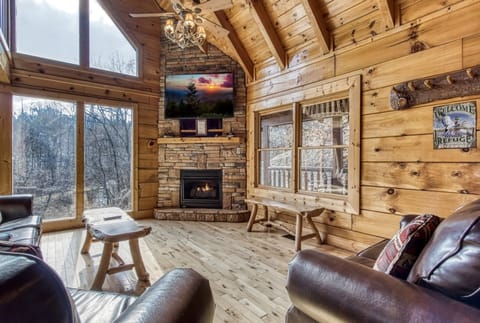 Cabin, 5 Bedrooms | Living area