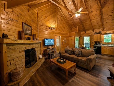 Cabin, 2 Bedrooms | Living area