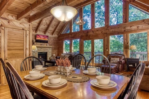 Cabin, 3 Bedrooms | Dining