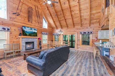 Cabin, 6 Bedrooms | Living area