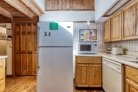 Cabin, 2 Bedrooms | Private kitchen | Fridge, oven, coffee/tea maker, toaster