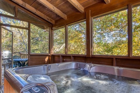 Cabin, 3 Bedrooms | Private spa tub