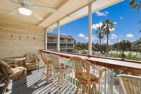 Screened in lanai with ample seating