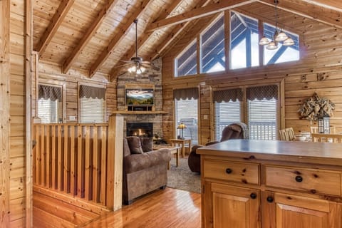 Cabin, 2 Bedrooms | Dining