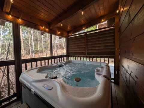 Cabin, 3 Bedrooms | Indoor spa tub