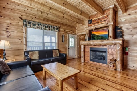 Cabin, 5 Bedrooms | Living area