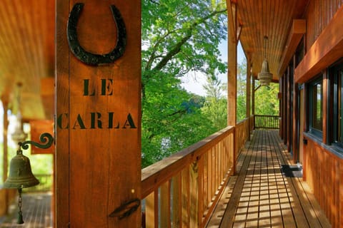 2 large terraces with dining area, sun loungers, garden furniture - Gas plancha - Balcony overlooking the river - Private pontoon - Spa - Ample parking.