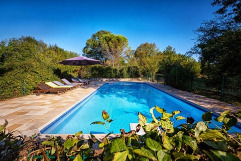 12x5m swimming pool - sun loungers and parasols - 2 hectares of grounds planted with trees - covered terrace with outdoor kitchen + garden furniture - 1 outdoor table - 1 private car park.