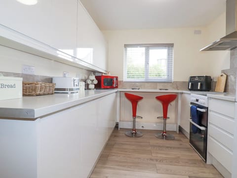 Cottage | Private kitchen | Fridge, dishwasher, electric kettle, toaster