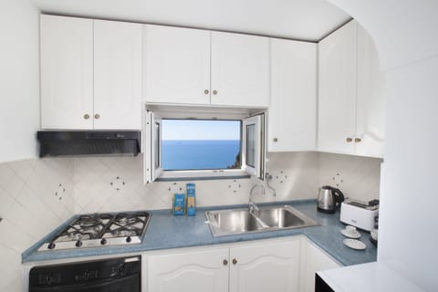 House, 2 Bedrooms, Smoking, Terrace | Private kitchen | Full-size fridge, microwave, stovetop, dishwasher