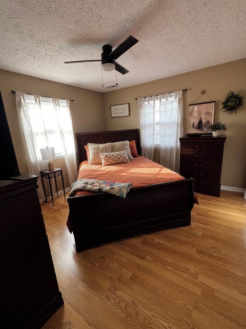 Bedroom #1 - Queen size bed
Smart TV