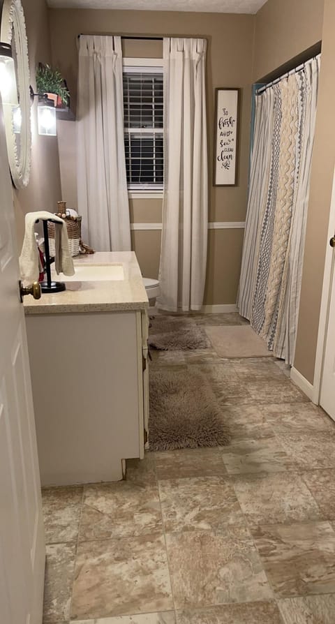 Main level full bath with tub/shower combo