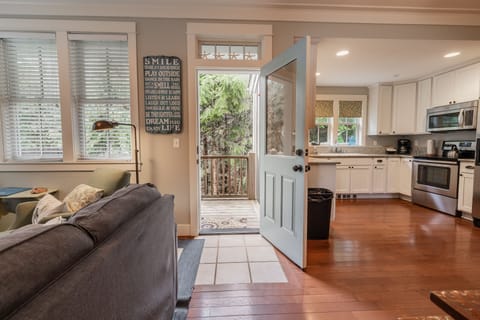 Door to back balcony