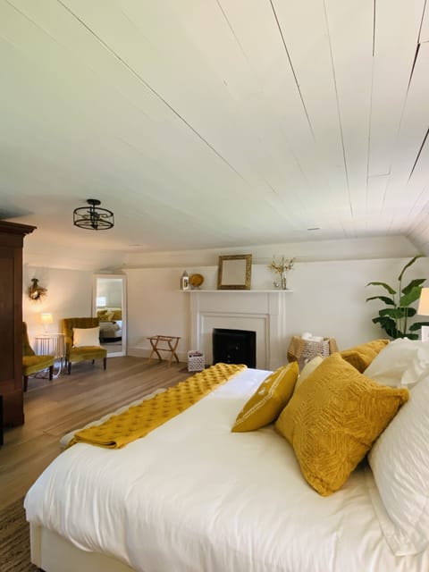 Deluxe Room, 1 King Bed, Hill View | Hypo-allergenic bedding, memory foam beds, individually decorated