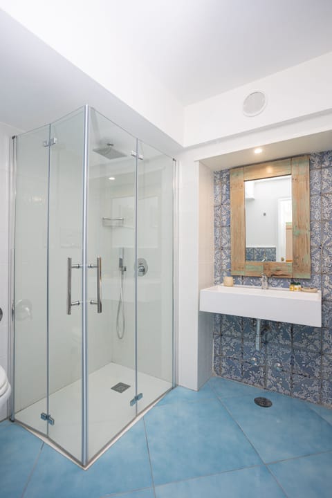 Deluxe Studio | Bathroom | Shower, rainfall showerhead, free toiletries, hair dryer