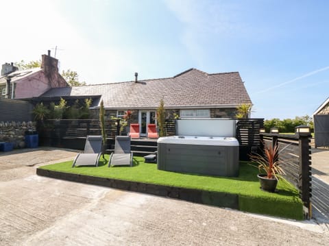 Cottage | Property grounds