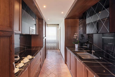 Coffee/tea maker, highchair