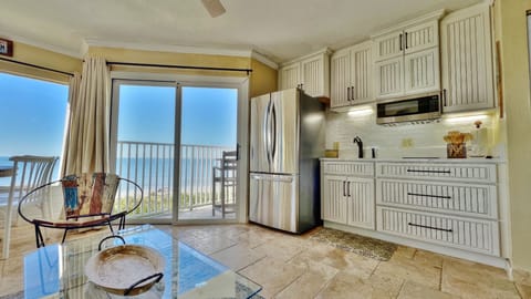 Jeff and Gina Properties - Belleair Beach Club 215 (BBC215) - Belleair Beach - 1 Bedroom - 1 Bathroom - Gulf Waterfront - Beach Front