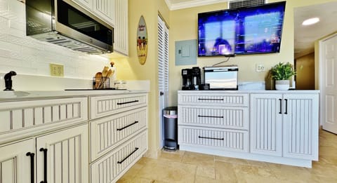 Jeff and Gina Properties - Belleair Beach Club 215 (BBC215) - Belleair Beach - 1 Bedroom - 1 Bathroom - Gulf Waterfront - Beach Front