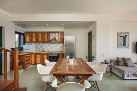 Dining area and Kitchen fully equipped!
