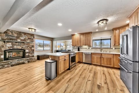 Great room with view from the kitchen on the first floor - Cooks of the group will delight in large, open kitchen w/granite counters, stainless steel appliances, & plenty of space for family meals.