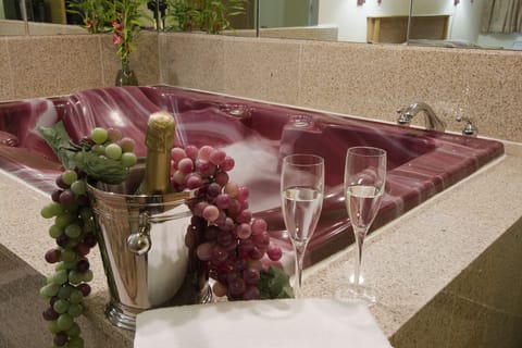 Combined shower/tub, free toiletries, hair dryer, towels