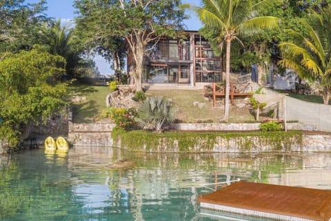 Enjoy our beautiful villa located at the top of the property, featuring stunning views of Bacalar Lagoon. Admire the clarity and tranquility of the water, and explore the area in our kayaks. Every corner of the villa offers spectacular views.