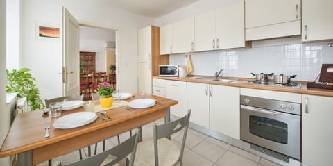 Suite, City View | Property amenity