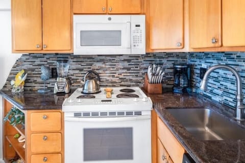 Condo, 1 Bedroom | Private kitchen | Fridge, oven, coffee/tea maker, toaster