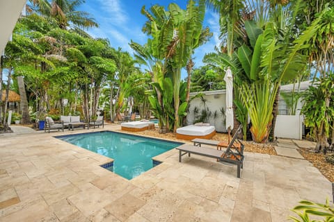 3 outdoor pools, a heated pool, open open 24 hours, pool umbrellas