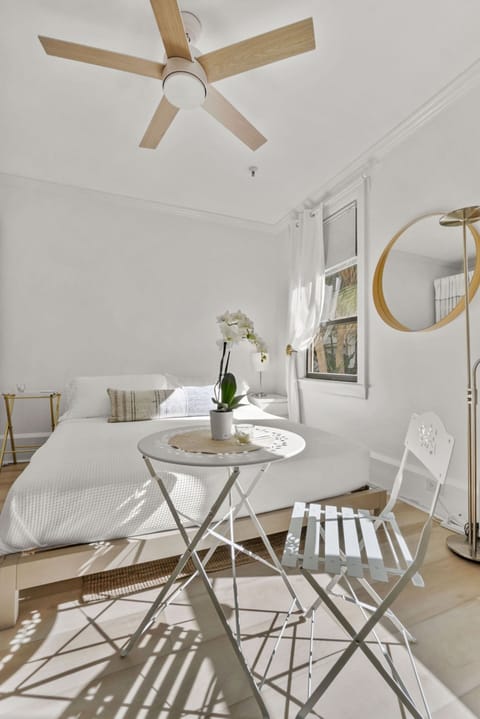 Queen size bed, clean linens, AC, Ceiling fan. Windows for natural sunlight. Sitting area, can be used as workspace
