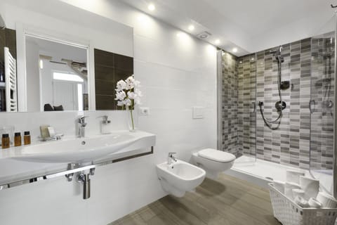 Apartment, Patio | Bathroom | Shower, free toiletries, hair dryer, bidet