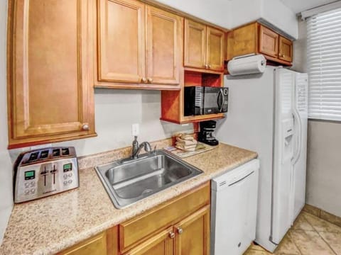 Condo, 2 Bedrooms | Private kitchen | Fridge, oven, coffee/tea maker, toaster