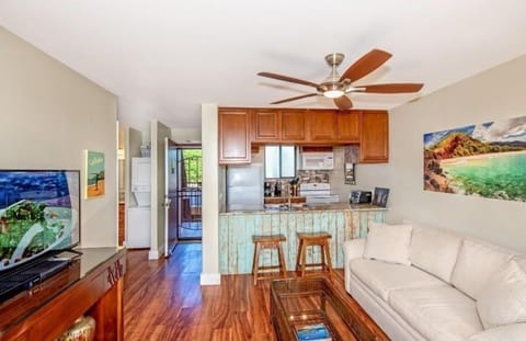 Condo, 1 Bedroom | Living area