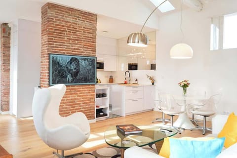 Living room with the Arne Jacobsen Egg Chair eye-catching pop style.