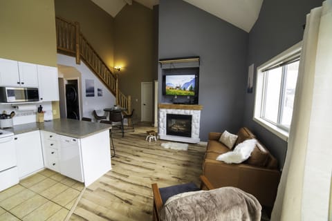 Living room.
Gas fireplace, cozy seating and mountain views out of the window!