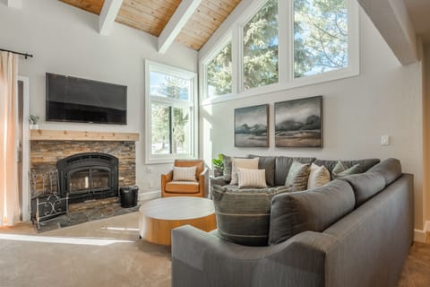 Living Room w/ natural light, views.
Fully remodeled w/ new furniture in Nov '24