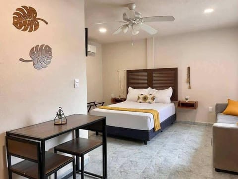Studio with double bed and seating area