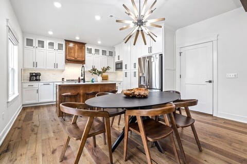 This space seats up to 6 people.