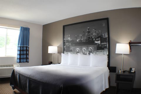 Room, 1 King Bed, Accessible, Non Smoking | Desk, laptop workspace, WiFi (free), bed sheets