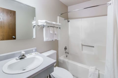 Combined shower/tub, free toiletries, hair dryer, towels