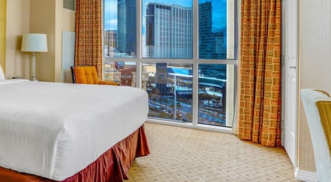Wake Up to Luxury 🌅 - King Bed with Breathtaking Strip Views!