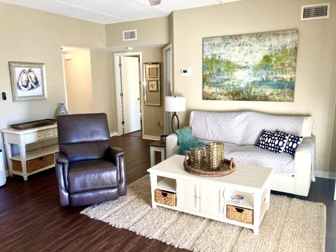 Villa 318 is almost 900 s.f. of luxury living in the heart of Hilton Head.