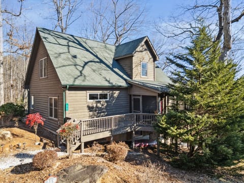 Welcome to our Cabin! Tucked  away just mins from Downtown Seneca