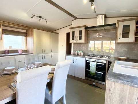 Cabin | Private kitchen | Fridge, microwave, oven, stovetop