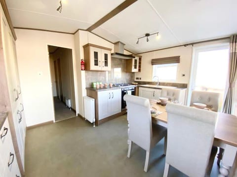 Cabin | Private kitchen | Fridge, microwave, oven, stovetop