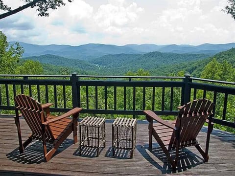 Pet Friendly Blairsville cabin rental with Amazing Views, Hot Tub, Pool Table, Wifi