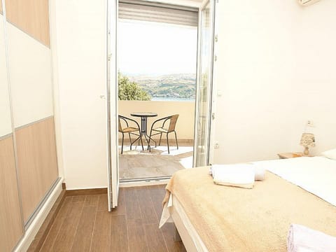 Double Room (Double Room with Balcony and Sea View) | Interior